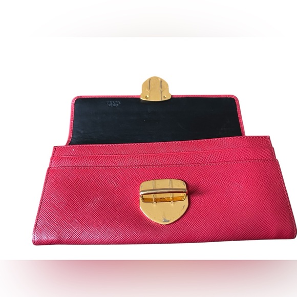 Prada Red Saffiano Tuc Leather Pushlock
Continental Flap Wallet With Box/dustbag - Picture 5 of 11